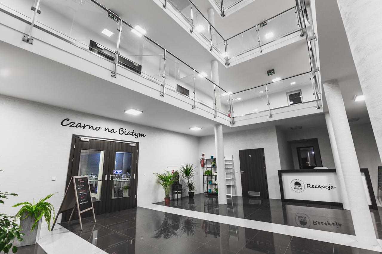 ホテルCzarno Na Bialym クラクフ エクステリア 写真